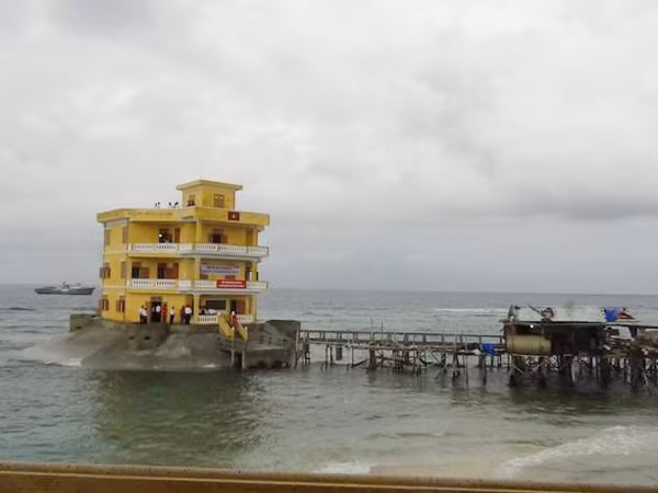 Nhà nổi trên đảo Đá Tây
