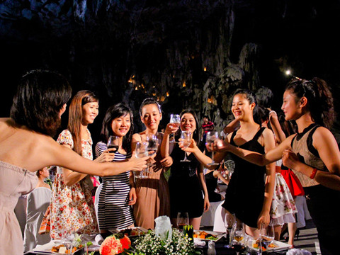 Thí sinh Next Top choáng vì được dự tiệc trong hang