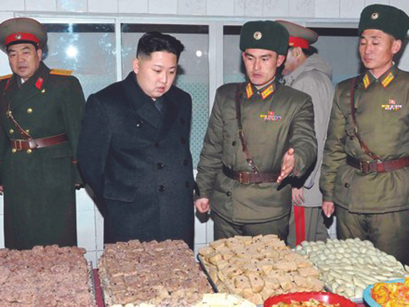 Nhà lãnh đạo Kim Jong-un (thứ hai từ trái) thăm một sư đoàn xe tăng. Ảnh: International Herald Tribune