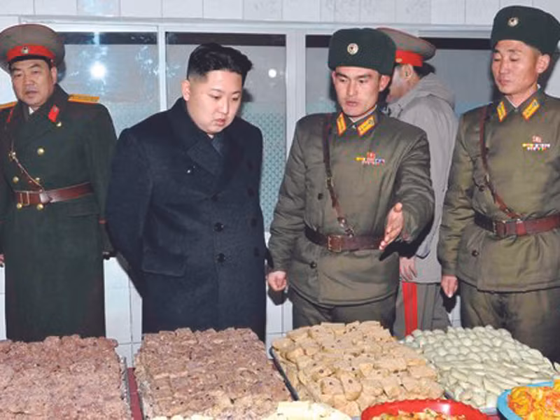 Nhà lãnh đạo Kim Jong-un (thứ hai từ trái) thăm một sư đoàn xe tăng. Ảnh: International Herald Tribune