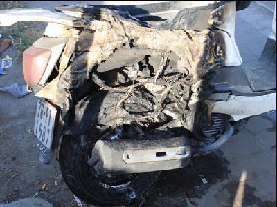 Xe máy cháy nghi ngút trên cầu