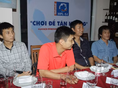 Đại diện BTC giải và các đội bóng tham dự Ha Noi Primier League gặp gỡ vào trao đổi về giải đấu