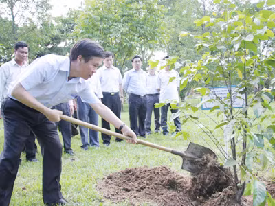 Anh Võ Văn Thưởng thay mặt tuổi trẻ cả nước trồng cây lưu niệm tại Bảo tàng Quang Trung Ảnh: PV