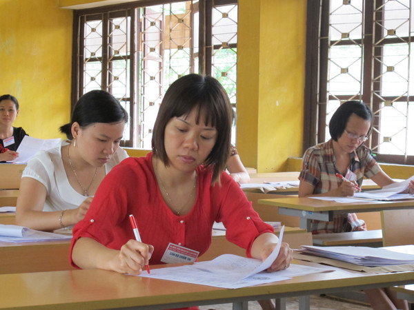 Chấm thi môn thi tự luận Ảnh: Hồ Thu