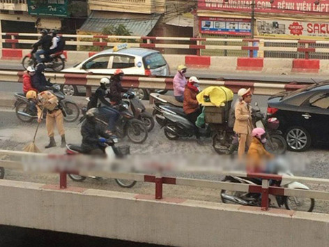 Khoảnh khắc tuyệt đẹp của cảnh sát giao thông