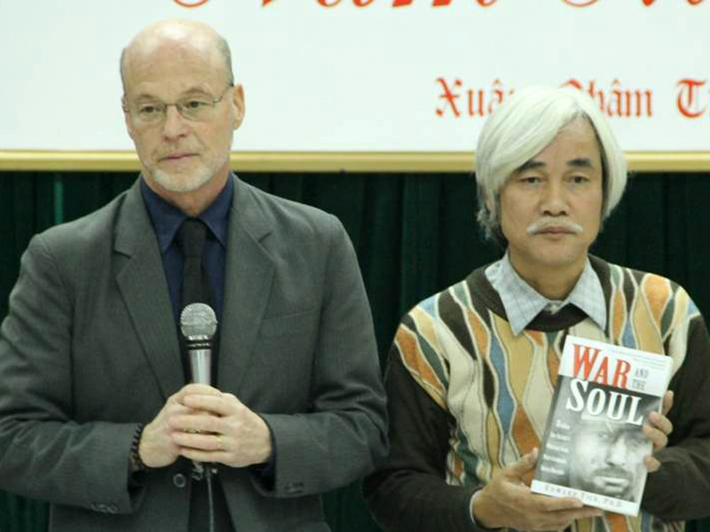 Đem thơ hàn gắn chiến tranh