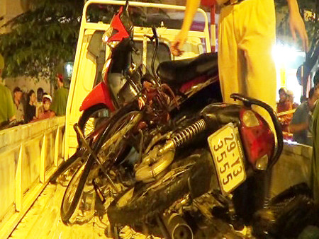 Ô tô mất lái gây tai nạn giữa ngã tư, 6 người thương vong