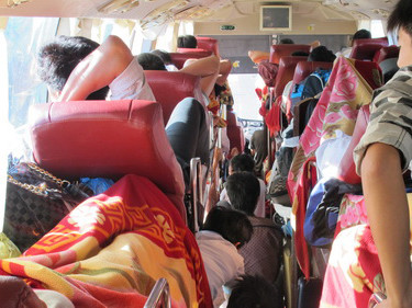 Xe 50 chỗ ngồi ‘nhồi’ 80 khách