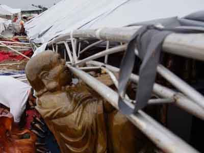 Bình Dương: Lốc giật sập nhà Hội chợ thương mại