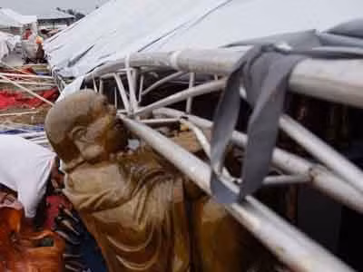 Bình Dương: Lốc giật sập nhà Hội chợ thương mại