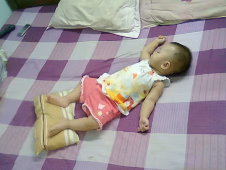 Bố cầm súng 'dọa' con 9 tháng tuổi