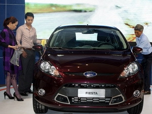 Thị trường ôtô khởi sắc nhờ mua xe 'chạy thuế'