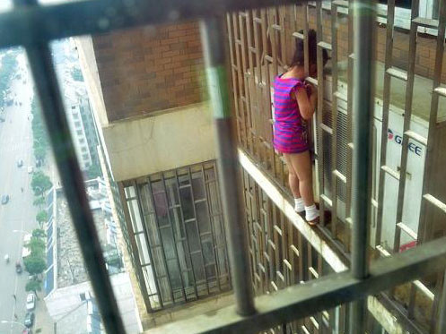 Giải cứu thành công bé 5 tuổi mắc kẹt ở tầng 24