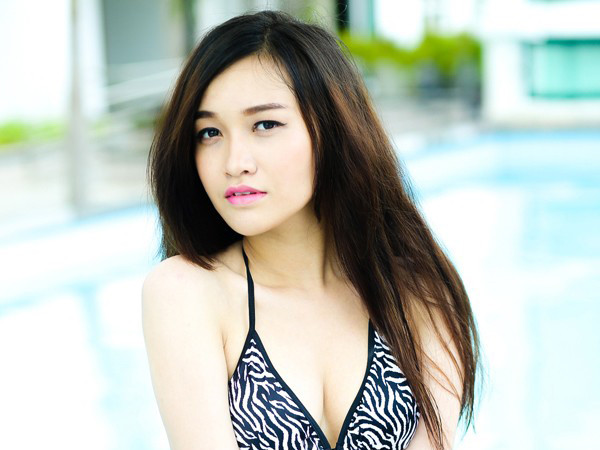 'Bản sao Yoona' tung tiếp ảnh bikini khoe trọn đường cong