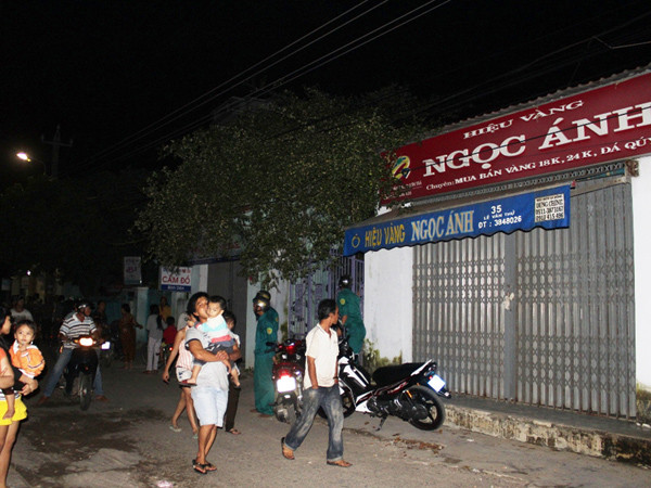 Người dân hiếu kỳ kéo đến tiệm vàng Ngọc Ánh. Ảnh: Nguyễn Huy