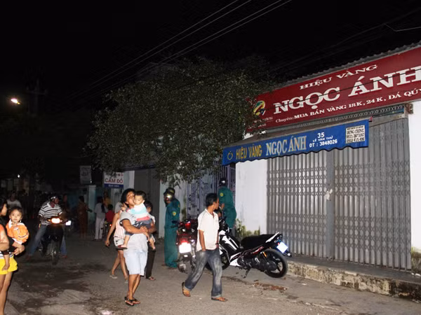 Người dân hiếu kỳ kéo đến tiệm vàng Ngọc Ánh. Ảnh: Nguyễn Huy