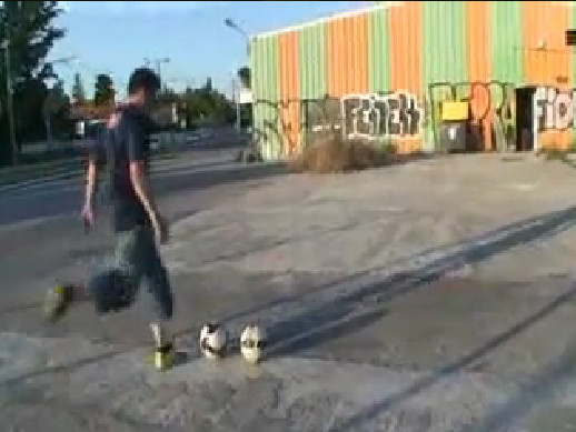 'Dị nhân' sút phạt