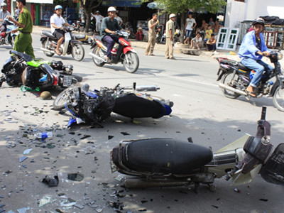 Bốn xe máy đâm nhau, sáu người bị thương