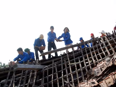 Đoàn viên thanh niên huyện Hải Hậu giúp nhân dân khắc phục hậu quả sau bão Ảnh: Mai Xuân Tùng