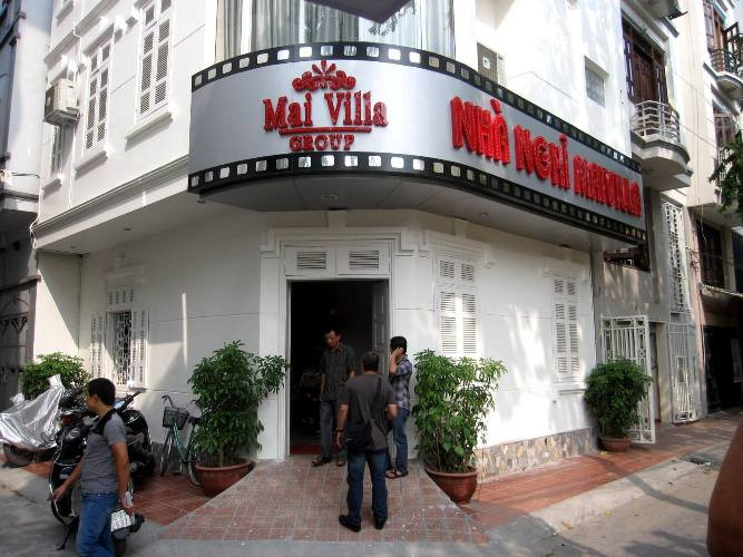 Thợ may đi bán dâm ngoài giờ