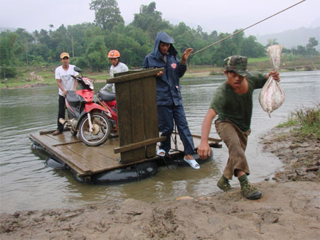 Thót tim cảnh 2.500 người 'đu dây' qua sông