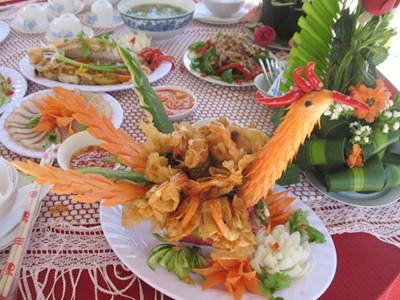 Tôm phi tiễn tạo hình chim Phụng . Ảnh: Thanh Tùng