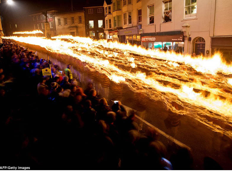 Cảnh tượng vô cùng đẹp mắt trong đêm lửa trại ở Anh