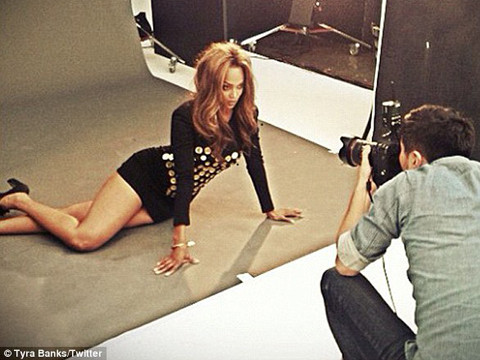Tyra Banks bất ngờ trở lại với nghề mẫu ảnh