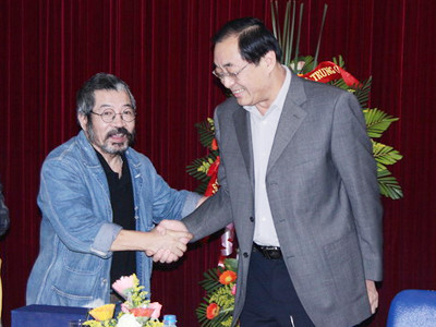 Đạo diễn Lê Hùng - giám đốc hai nhà hát (Tuổi Trẻ + Kịch Việt Nam) tiếp đón lãnh đạo Nhà hát Kịch quốc gia Trung Quốc, tháng 3 -2011. Ảnh: Website Nhà hát Kịch Việt Nam