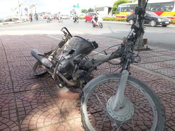 Chiếc xe Dream cháy trơ khung