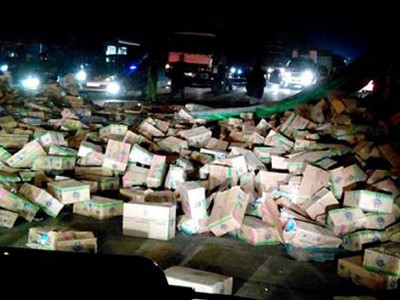 Lật xe, sữa hộp đầy đường, không ai ‘hôi’ của