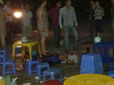 Nạn nhân bị bỏ mặc trong khi có nhiều người xung quanh đứng xem