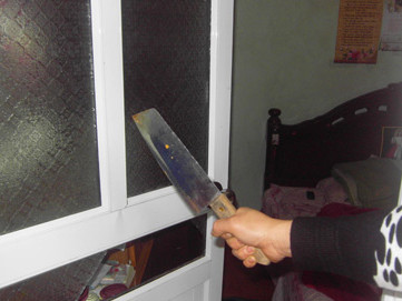 Vừa ra tù, cầm dao dọa chém bác sĩ