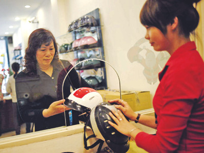 Loạn trợ giá đổi mũ bảo hiểm