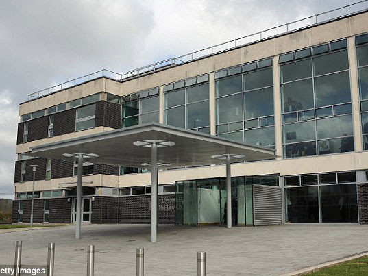 Tòa án Mold Crown, nơi diễn ra phiên xử trò 14 tuổi cưỡng hiếp cô giáo