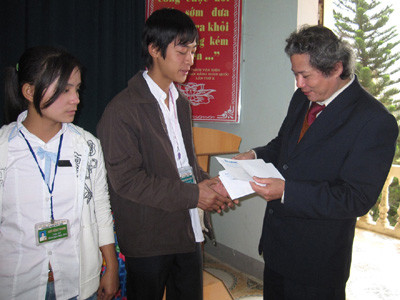 Trao học bổng cho học sinh trường THPT Đức Thọ