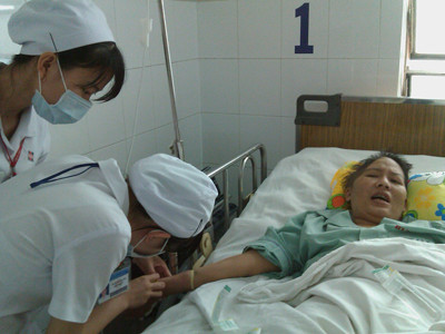 Nhọc nhằn nghề điều dưỡng