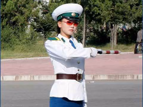 Nữ CSGT Triều Tiên đẹp 'huyền bí'