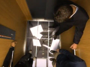 Thót tim vì bị lừa cầu thang máy sập