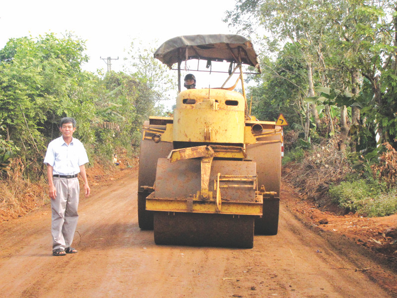 Làm đường giao thông nông thôn ở Chư Sê