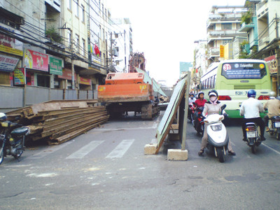 'Lô cốt' xuất hiện ồ ạt trên đường phố