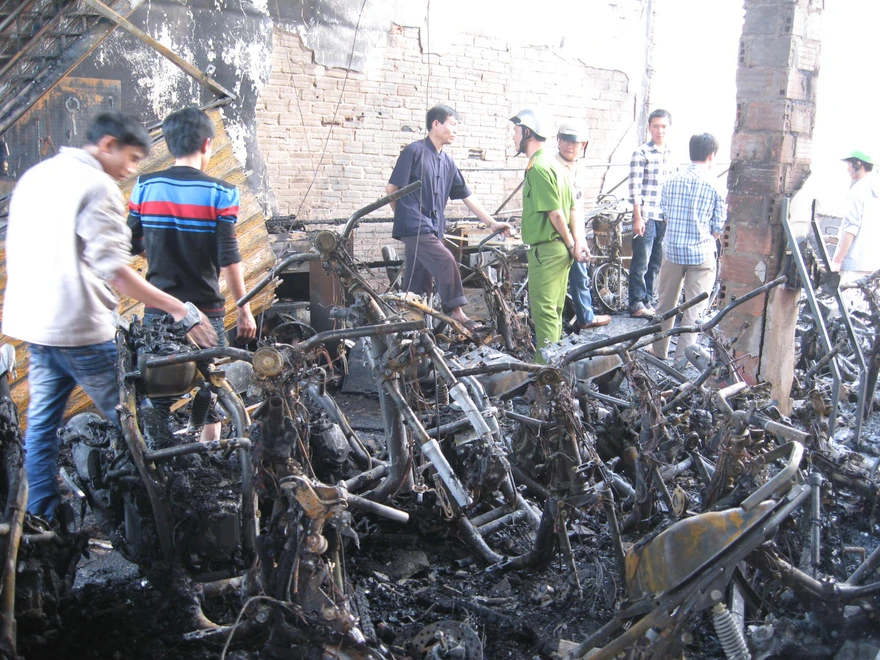 Cháy lớn thiêu rụi hàng trăm xe máy