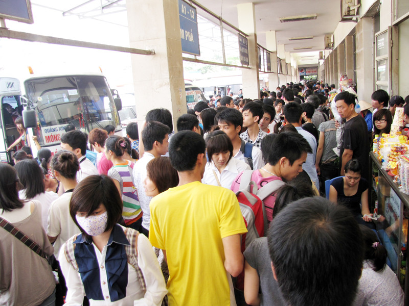 Dòng người nườm nượp về quê nghỉ lễ