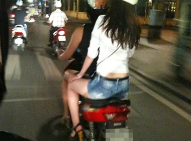 Thiếu nữ không dám ra đường vì sợ bị rạch đùi