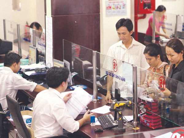 Người dân làm thủ tục nộp thuế tại Chi cục Thuế Q3, TPHCM. Ảnh: Thanh Vũ