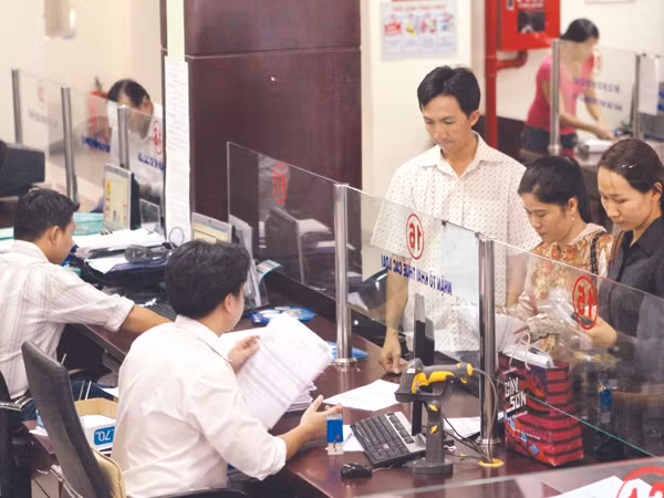 Người dân làm thủ tục nộp thuế tại Chi cục Thuế Q3, TPHCM. Ảnh: Thanh Vũ