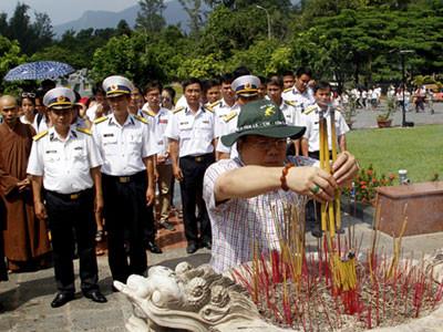 Thanh niên kiều bào thắp nến tri ân anh hùng liệt sĩ