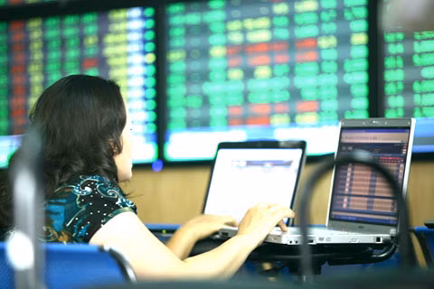 Hai sàn chứng khoán phiên này xanh điểm