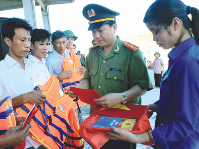 Trao Luật biển Việt Nam và cờ Tổ quốc cho ngư dân