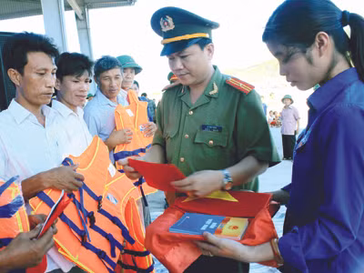 Trao Luật biển Việt Nam và cờ Tổ quốc cho ngư dân